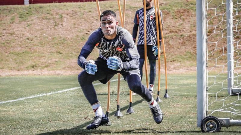 Goleiro de clube da Série B sofre convulsão durante treinamento