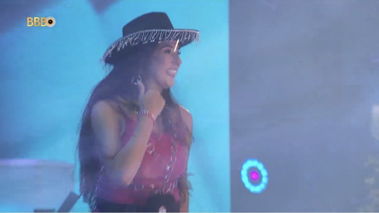 Ana Castela do BBB 24? Mineira Deniziane performa hit da boiadeira em festa; veja