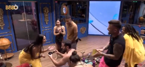 'Ana Castela' do BBB 24, Deniziane é pedida em casamento por brother; vídeo
