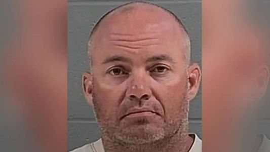 Dennis Perkins foi acusado por 150 acusações de crimes sexuais contra crianças