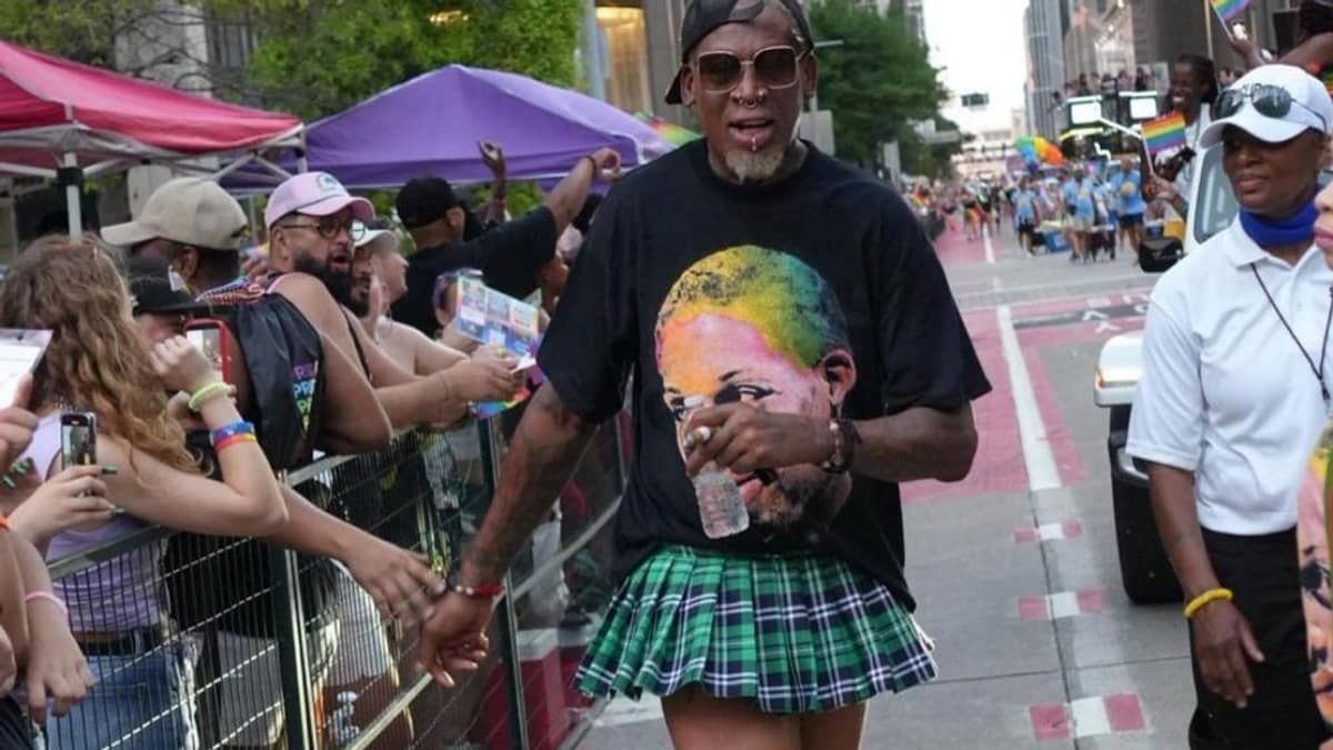 Ícone da NBA, Dennis Rodman vai à parada LGBT de Houston