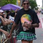 Ícone da NBA, Dennis Rodman vai à parada LGBT de Houston