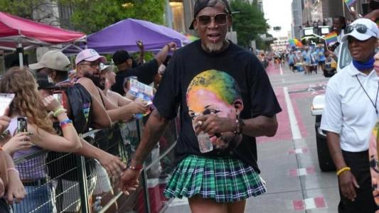 Dennis Rodman durante parada LGBTQIA+ em Houston, Texas