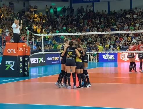 Praia Clube bate Sesi Bauru pela Superliga e chega embalado para Copa Brasil