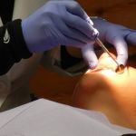 Dentista é processado por fazer 32 procedimentos em uma paciente em um único dia