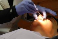 Mulher que fingia ser dentista é presa instantes antes de fazer procedimento em paciente no RJ