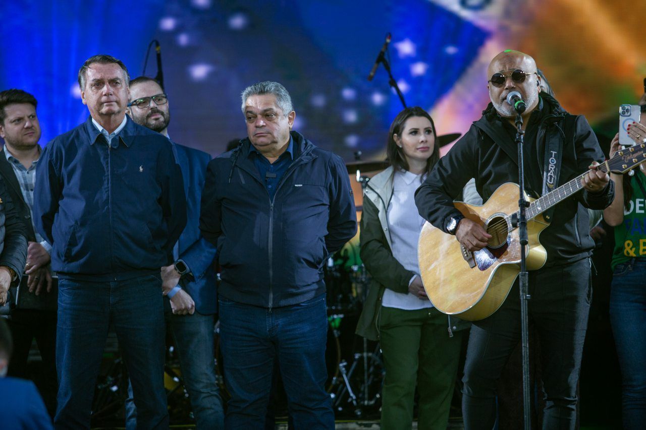 MP não vê irregularidade de prefeito em evento com homenagem de Rick e Renner a Bolsonaro
