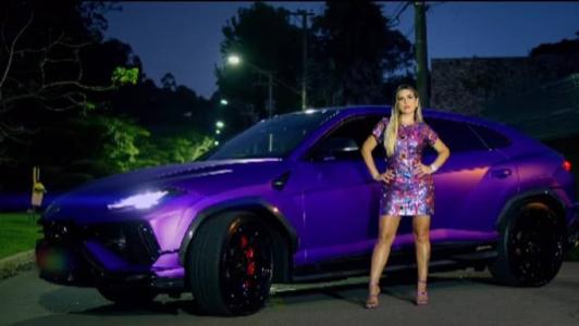 Deolane dirige carro de luxo em divulgação de filme