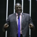 Saiba quem é 'Helio Bolsonaro', o deputado que desocupou a Praça dos Três Poderes após ordem de Moraes