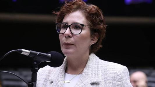 Depoimento da deputada Carla Zambelli à Polícia Federal foi adiado às vésperas do horário marcado nesta segunda-feira (7)