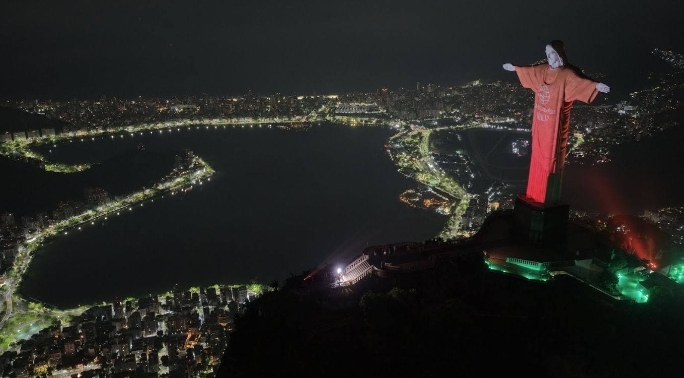 Depois da megaoperação, Cristo Redentor é palco de projeção bíblica pela paz