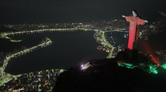 Depois da megaoperação, Cristo Redentor é palco de projeção bíblica pela paz