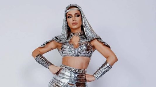 Depois de apresentações em Salvador, Anitta foi curtir o carnaval nas ruas da capital baiana
