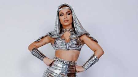 Depois de apresentações em Salvador, Anitta foi curtir o carnaval nas ruas da capital baiana