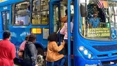 Depois de negar fim da cobrança de passagens de ônibus em dinheiro, Prefeitura de BH muda discurso.