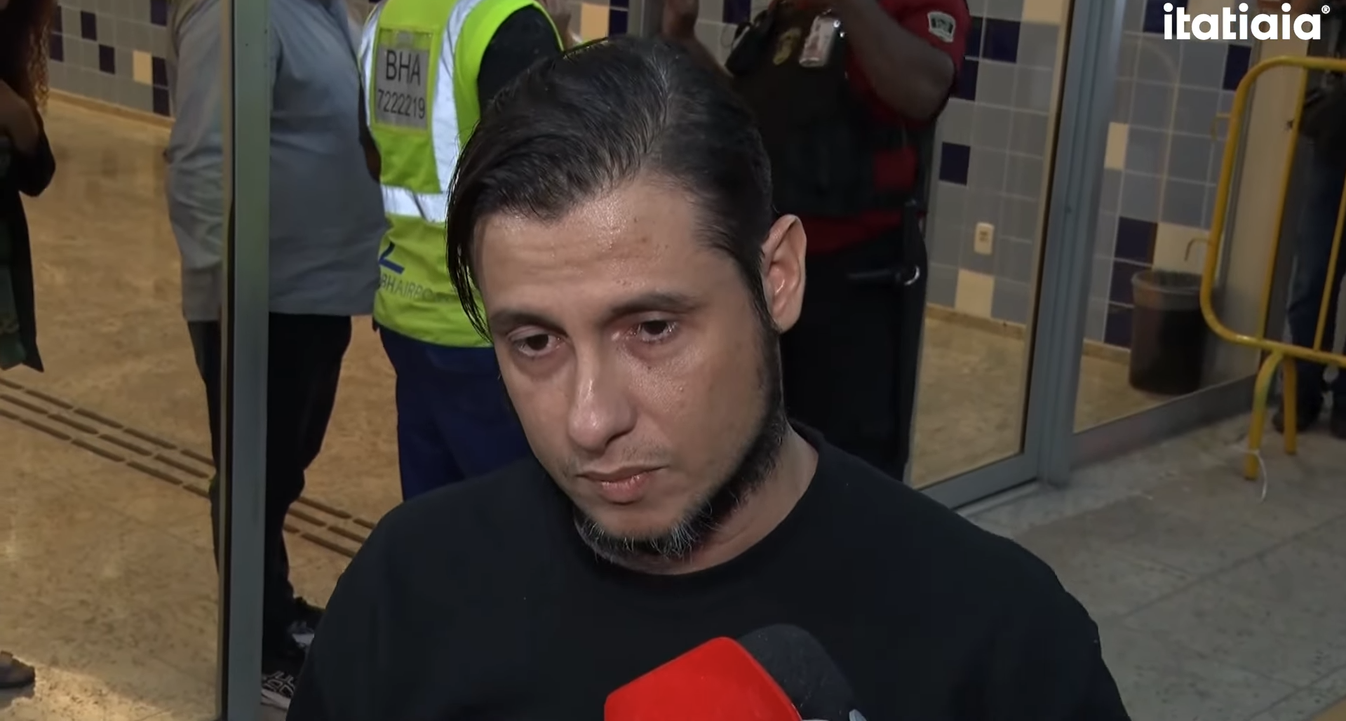 Deportado dos EUA se ajoelha e chora ao chegar ao Brasil: 'quatro meses detido'