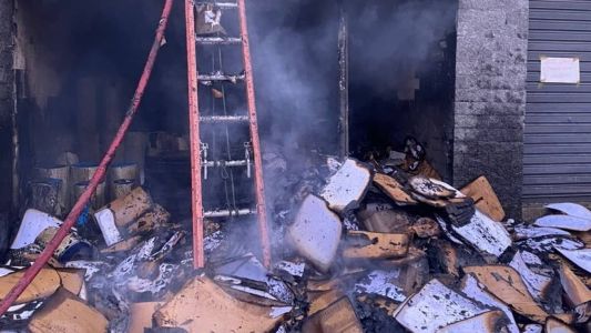 Depósito tem três pavimentos e ficou completamente destruído pelo fogo; ninguém se feriu