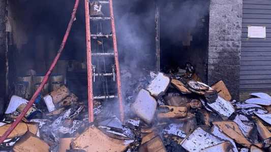 Depósito tem três pavimentos e ficou completamente destruído pelo fogo; ninguém se feriu
