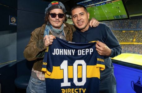 Johnny Depp e Juan Román Riquelme em Boca Juniors 2 x 0 Tigre, pelo Campeonato Argentino, em novembro de 2025