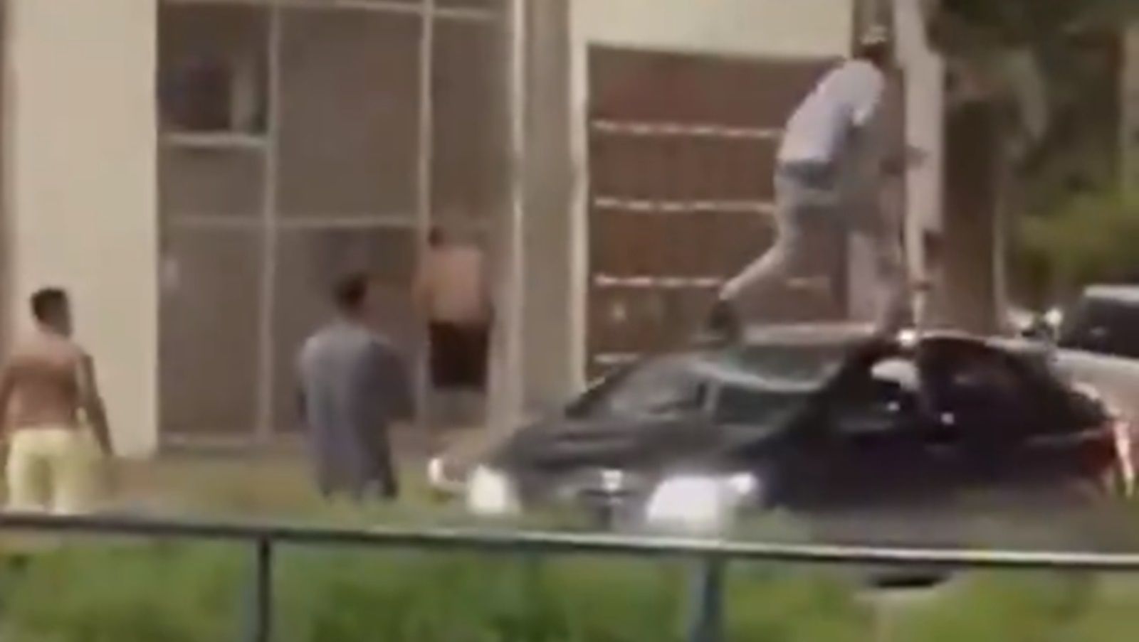 Vídeo: motorista usa bastão de madeira para destruir carro após acidente em MG