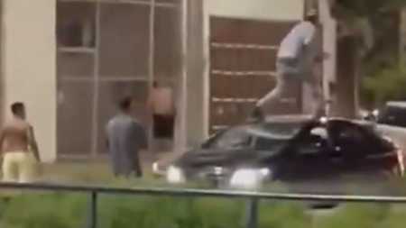 Foto mostra homem usando bastão para danificar carro em Governador Valadares (MG)