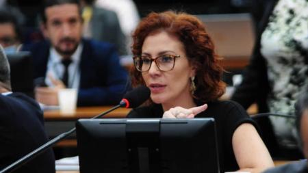 Deputada Carla Zambelli afirmou que ex-presidente Bolsonaro deveria ter se manifestado antes de atos antidemocráticos