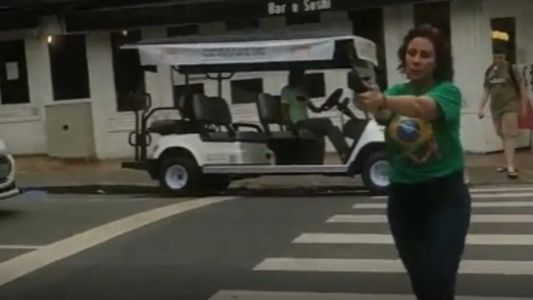 Deputada Carla Zambelli aparece em vídeos com uma arma em punho