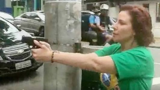 Deputada Carla Zambelli sacou arma e perseguiu um homem na rua na véspera do segundo turno da eleição