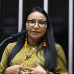 Deputada Silvia Waiãpi tem mandato cassado por gastar verba eleitoral com harmonização facial