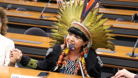 Deputada Célia Xacriabá criticou aprovação da urgência ao Marco Temporal nesta quarta (24)