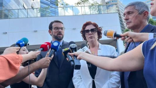 Deputada conversou com a imprensa após o depoimento, acompanhada do advogado Daniel Bialski
