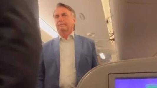 Deputada Duda Salabert postou vídeo do ex-presidente Jair Bolsonaro entrando em avião de volta para Brasília