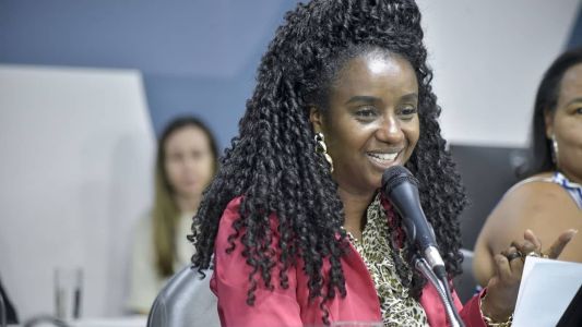 Deputada estadual usa escolta desde que recebeu ameaças de morte