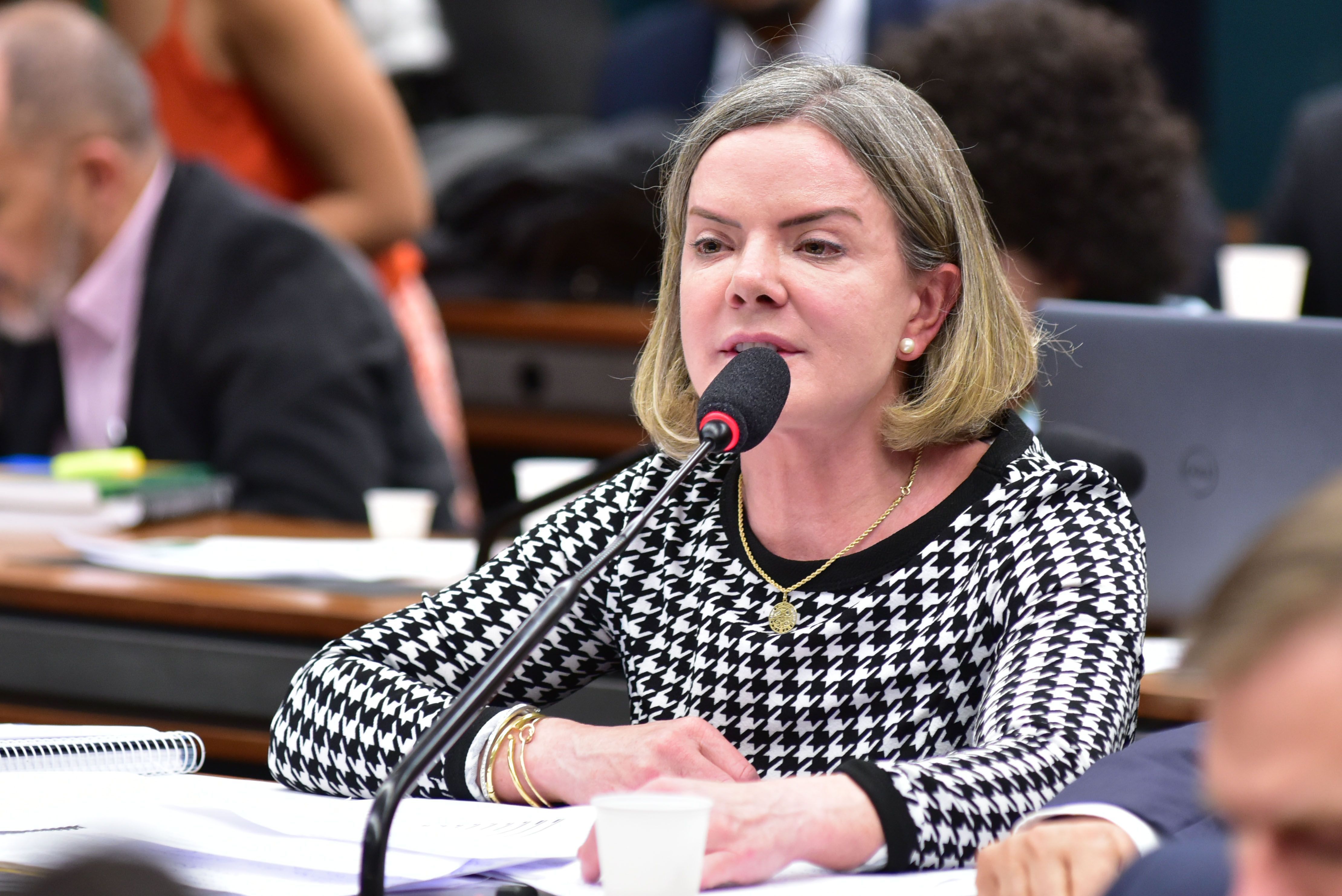 Gleisi sobre saída de Nísia: ‘Reconstruiu o Ministério da Saúde’