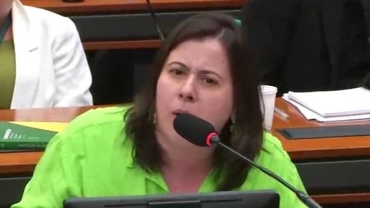 Deputada federal Sâmia Bomfim teve o microfone cortado por presidente da CPI do MST, investigado pelo STF