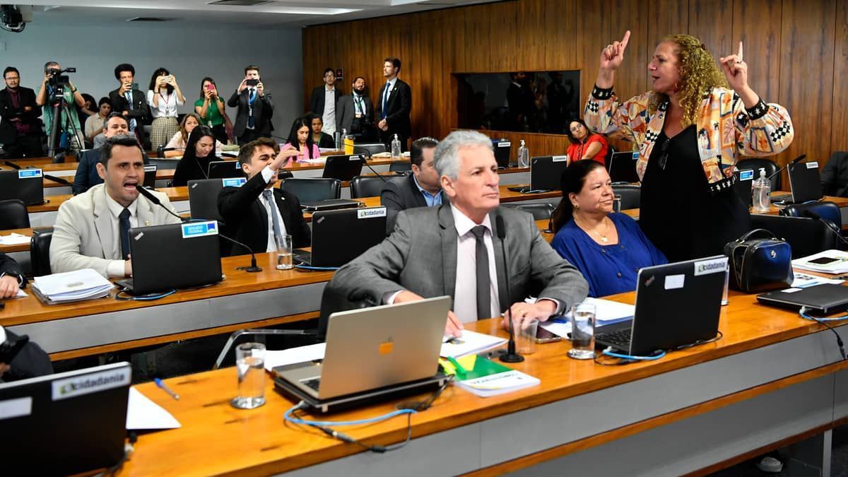 Jandira Feghali sofre ameaças de morte e protocola denúncia-crime na PF após bate-boca com Nikolas Ferreira