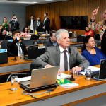 Jandira Feghali sofre ameaças de morte e protocola denúncia-crime na PF após bate-boca com Nikolas Ferreira