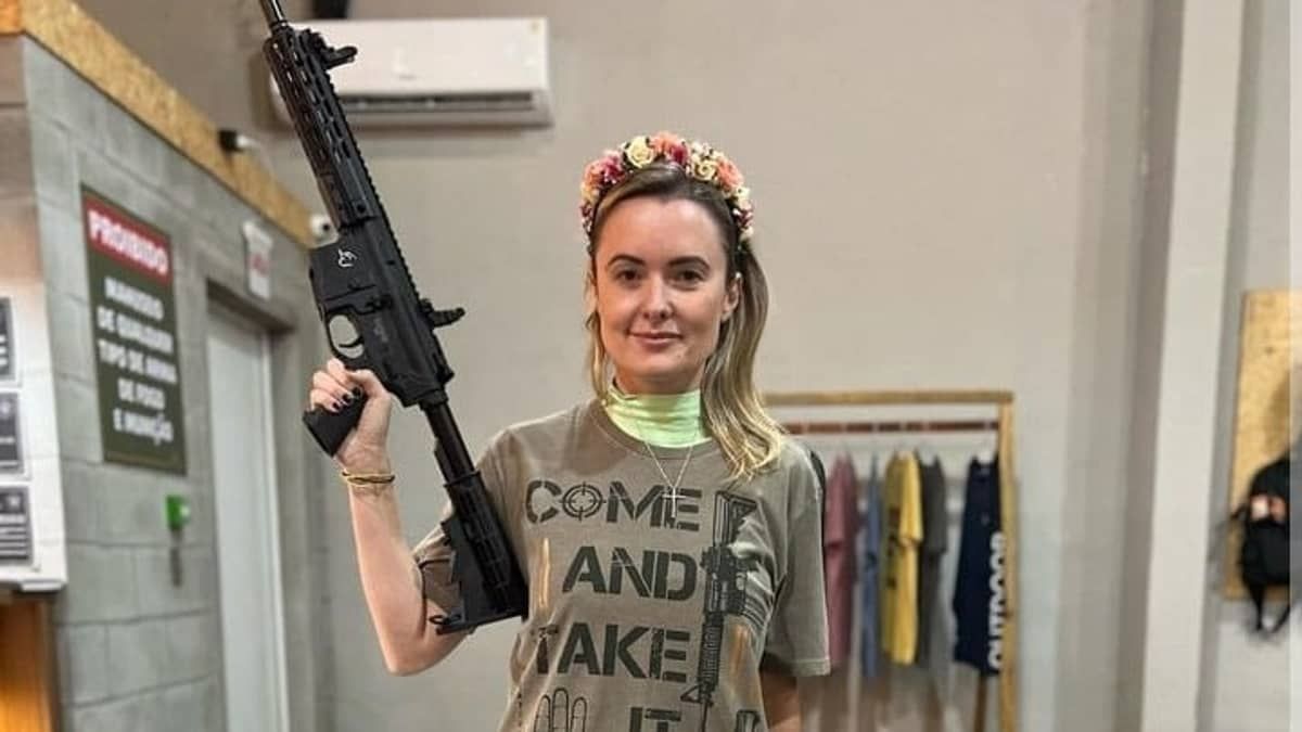 Deputada bolsonarista posta foto com arma e faz referência ao presidente Lula: 'venha tomar'