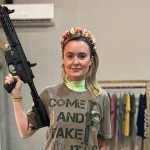Deputada bolsonarista posta foto com arma e faz referência ao presidente Lula: 'venha tomar'
