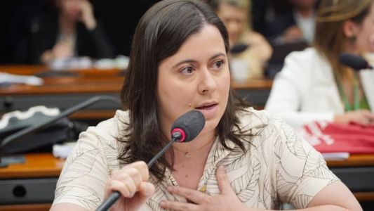 Deputada Sâmia Bomfim (Psol-SP) criticou o relator Ricardo Salles (PL-SP) no início da sessão da CPI do MST desta terça-feira (29)