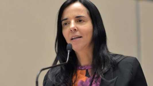 Deputada se diz injustiçada por bloqueio de bens relacionado a aluguel de carro superfaturado