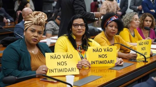 Deputadas se manifestaram durante sessão do Conselho de Ética, que abriu processo contra elas