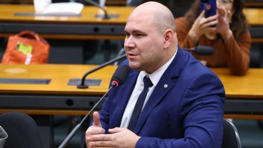 Deputado Abílio Brunini foi acusado pelo senador Rogério Carvalho (PT-SE) de ter feito um gesto supremacista durante sessão