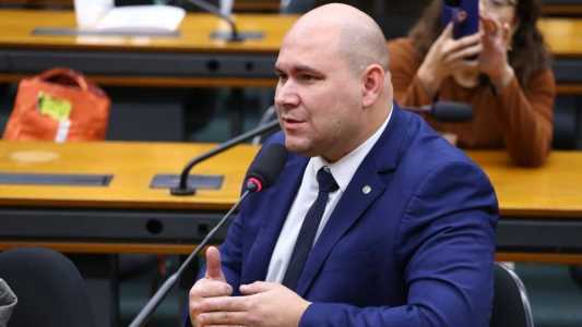 Deputado Abílio Brunini foi acusado pelo senador Rogério Carvalho (PT-SE) de ter feito um gesto supremacista durante sessão