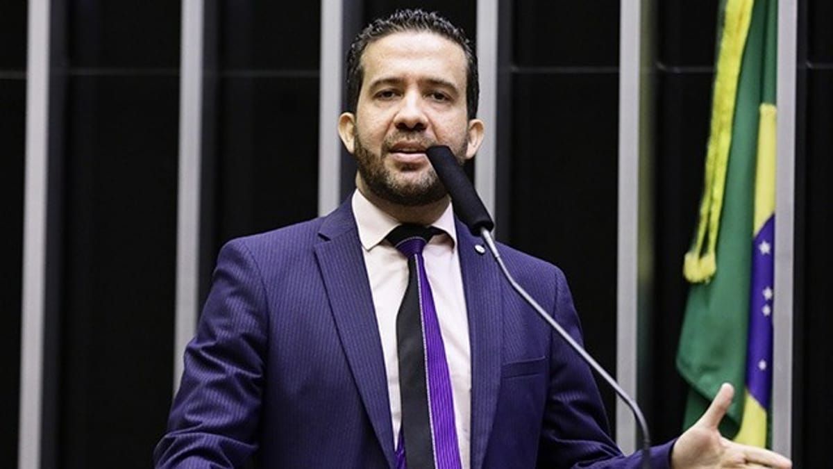 Janones aceita convite para mudar de partido e pode concorrer ao governo de Minas