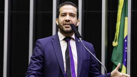 Deputado André Janones