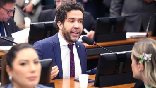 Deputado André Janones usou as redes sociais para criticar partidos de esquerda após ser excluído de indicações