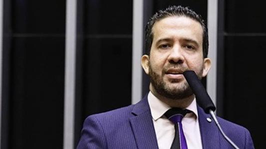 Deputado André Janones xingou deputado Nikolas Ferreira durante sessão da CCJ na noite de terça-feira (28)