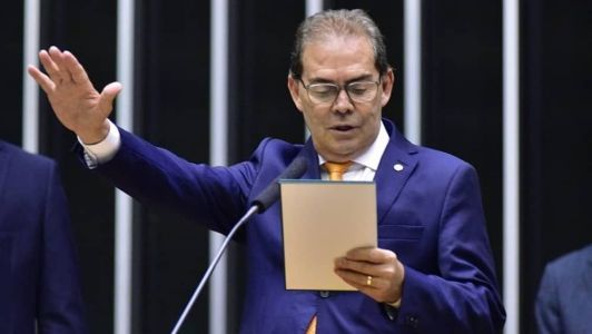 Deputado assume vaga de outro parlamentar que foi cassado