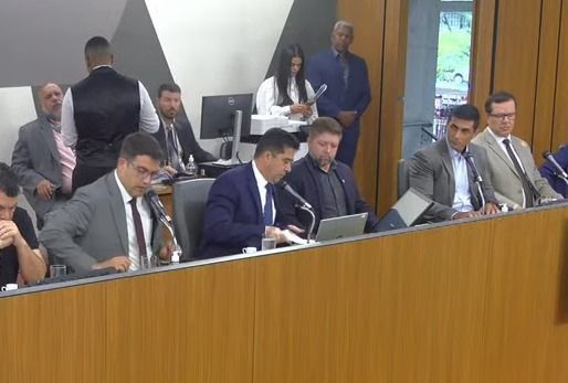 Deputado se irrita e reunião é cancelada na ALMG após militar comparecer sem farda